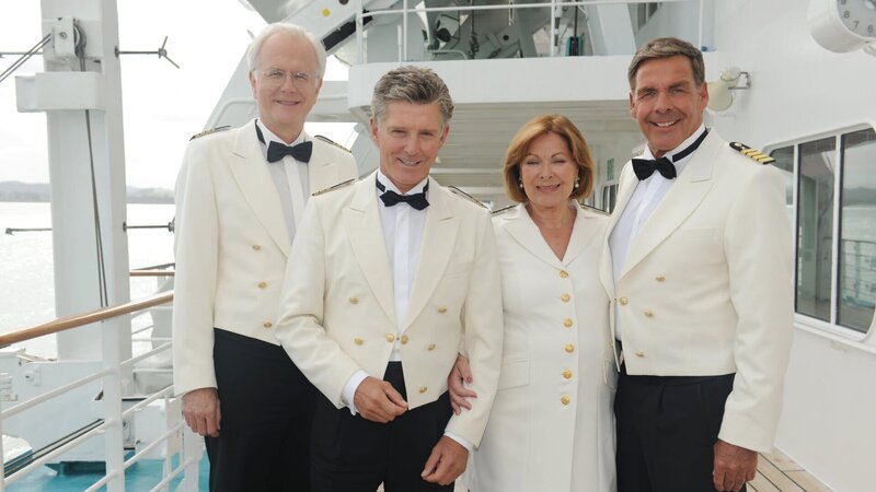 „Das Traumschiff: Cook Islands“: Gruppenfoto der Crew an Deck der MS Amadea. Von links: Oskar Schifferle (Harald Schmidt), Dr. Sander (Nick Wilder), Beatrice (Heide Keller) und Kapitän Victor Burger (Sascha Hehn). – Bild: ZDF
