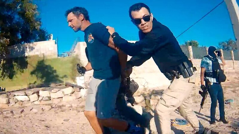 Agent nimmt Verdächtigen in Gewahrsam – Bild: Crime + Investigation /​ A+E Global Media