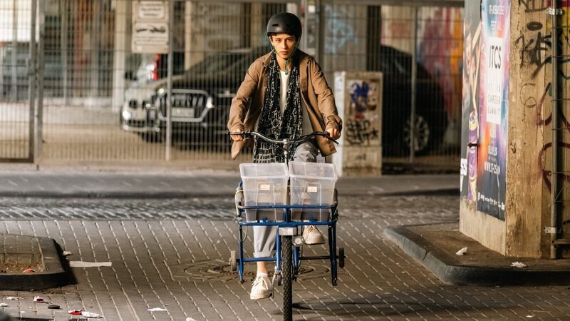 Momo Malé (Shadi Eck) führte gemeinsam mit dem Opfer eine Pilzfarm. Offensichtlich gab es Liquiditätsprobleme. Die SOKO vermutet hier das Motiv für die Tat. – Bild: ZDF
