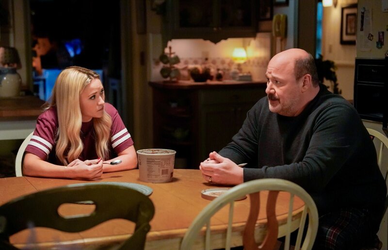 Mandy McAllister (Emily Osment, l.); Jim McAllister (Will Sasso, r.) – Bild: Warner Bros. Entertainment Inc. /​ Troy Harvey