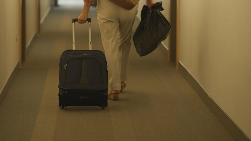 Frau mit Koffer und Plastiktüte   +++ Die Verwendung des sendungsbezogenen Materials ist nur mit dem Hinweis und Verlinkung auf RTL+ gestattet. +++ Frau mit Koffer und Plastiktüte   +++ Die Verwendung des sendungsbezogenen Materials ist nur mit dem Hinweis und Verlinkung auf RTL+ gestattet. +++ – Bild: RTL