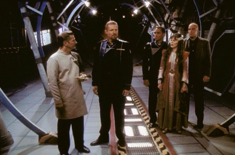 500 Jahre in der Zukunft werden auf einer virtuellen Station Babylon 5 Hologramme von Sheridan (Bruce Boxleitner, 2.v.li.), Delenn (Mira Furlan, 2.v.re.), Franklin (Richard Biggs, 3.v.re.) und Garibaldi (Jerry Doyle) geschaffen. – Bild: ProSieben Media AG