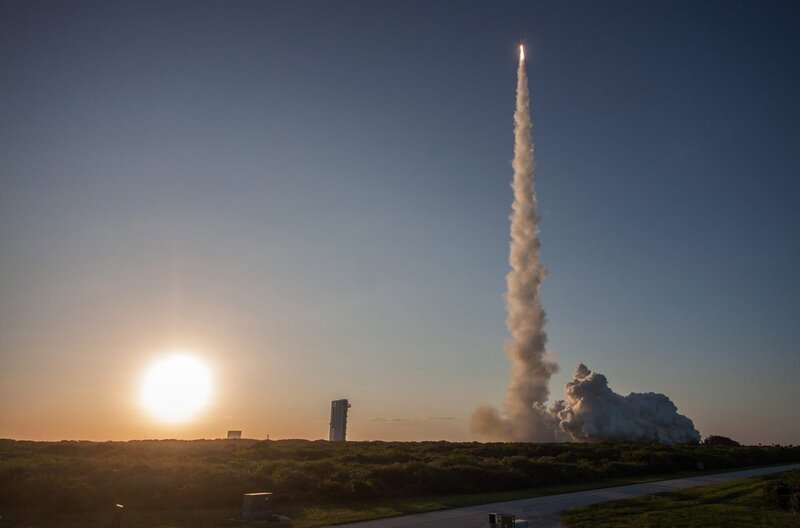 Die Raumsonde „Osiris-Rex“ startete am 8. September 2016 mit dem Ziel, den Asteroiden Bennu zu erforschen und Materialproben zurück zur Erde zu bringen. – Bild: United Launch Alliance