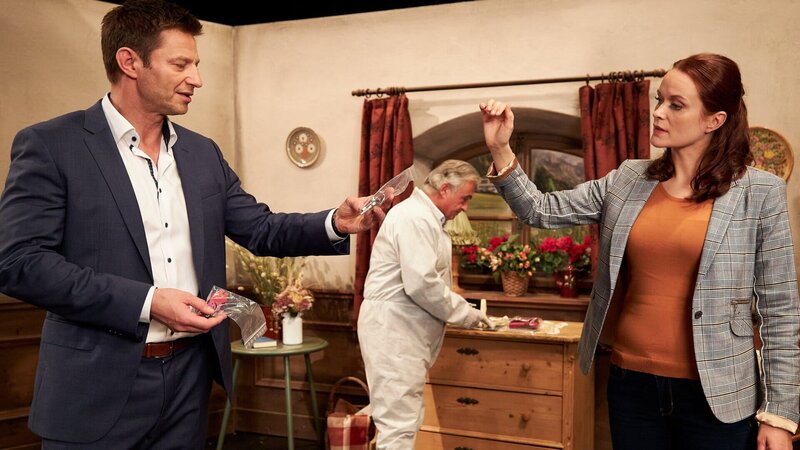 Am Tatort wird Kommissar Hansen (Igor Jefti?, l.) von Pathologin Mai (Sina Wilke, r.) über erste Spuren und Beweismittel informiert. – Bild: ZDF