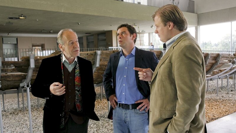 Die Kommissare Christian Lind (Tom Mikulla, M.) und Tobias Hartl (Michael Grimm, r.) verdächtigen Museumsdirektor Joachim Jaspers (Rüdiger Vogler, l.). – Bild: ZDF