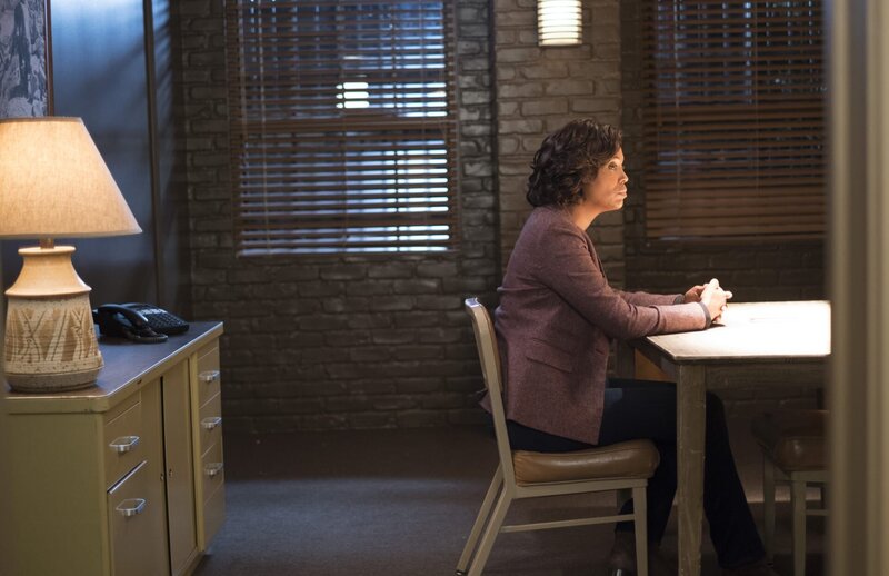 Nachdem zwei Mitglieder einer Gruppe an Verschwörungstheoretikern unter mysteriösen Umständen kurz nacheinander ums Leben kommen, wirft das für das BAU-Team und Lewis (Aisha Tyler) einige Fragen auf. Handelt es sich um einen Serientäter? – Bild: CBS Broadcasting, Inc. /​ Eddy Chen