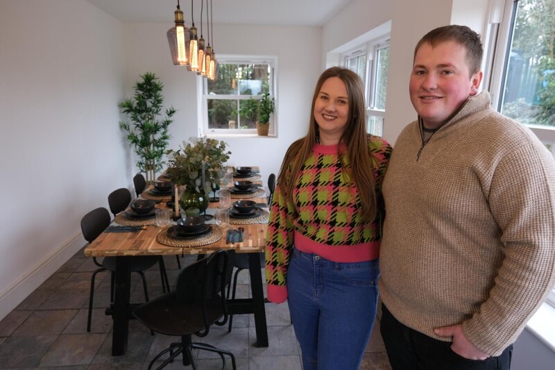 v.l.: Jordan und Ben im Essbereich – Bild: RTL /​ Pi Productions Ltd