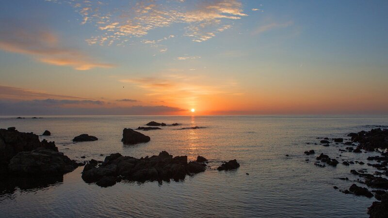 Sonnenaufgang an einer der vielen einsamen Buchten. – Bild: 3sat