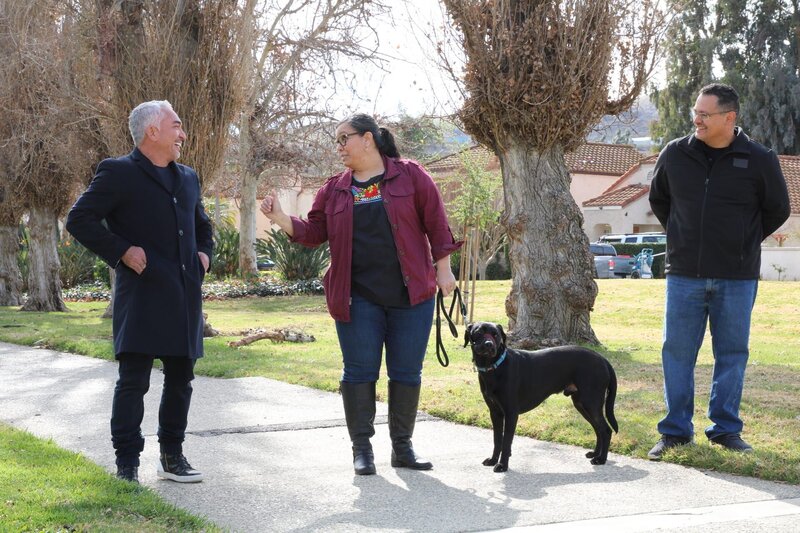 Cesar spricht mit Blanca und Manuel über ihren Hund Sirius. (National Geographic) – Bild: National Geographic /​ National Geographic