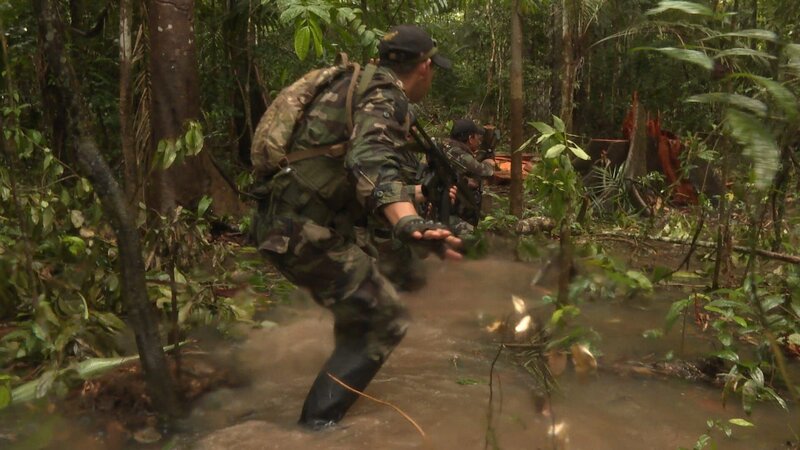 Peru – Polizei im Dschungel. – Bild: Omava LLC