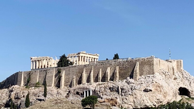 Athen, Delphi und Olympia sind einige der wichtigsten Stätten der Antike. Als die Griechen im 5. Jahrhundert v. Chr. die Perser besiegten, bauten sie die Akropolis im Herzen Athens wieder auf – Bild: RTL /​ Pilot Film & Television Produktion Ltd.