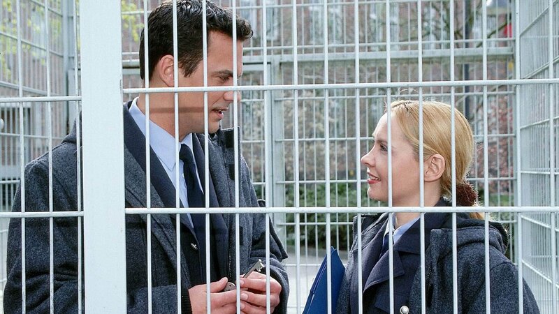 Die Beamten Bea (Sonia Farke) und Tom (Marcus Grüsser) unterhalten sich über Walters Verletzungen. – Bild: RTL