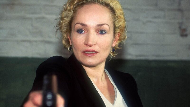 Rossberg (Angelika Bartsch) verlangt von Levandowski und Beck, dass sie den umgebauten Feuerlöscher mit den Drogen wiederbeschaffen … – Bild: MG RTL D