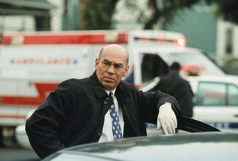 In Pittsburgh werden 20 Mitglieder einer Sekte und zwei Agenten des FBI ermordet aufgefunden. Skinner (Mitch Pileggi) und sein Team stehen vor einem Rätsel. – Bild: Twentieth Century Fox Film Corporation