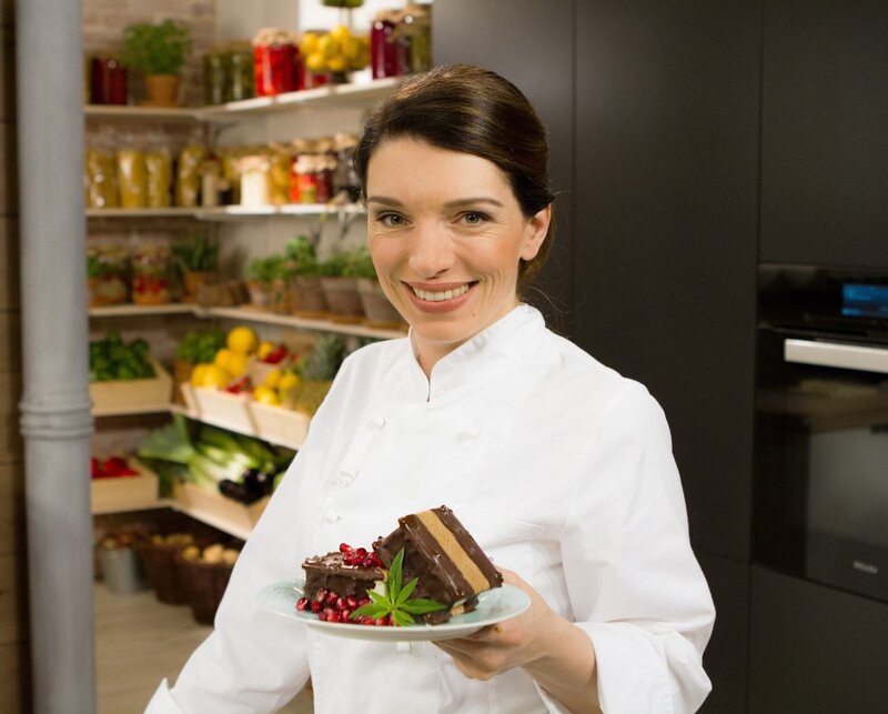 Eveline Wild – Eis-Sandwich. – Bild: ORF/​Interspot Film