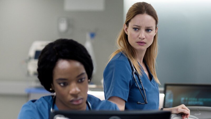 Prüfen die Laborwerte (l-r): Ayisha Issa als June Curtis, Laurence Leboeuf als Magalie Leblanc – Bild: SRF/​2019 Sphere Media 2020 inc.