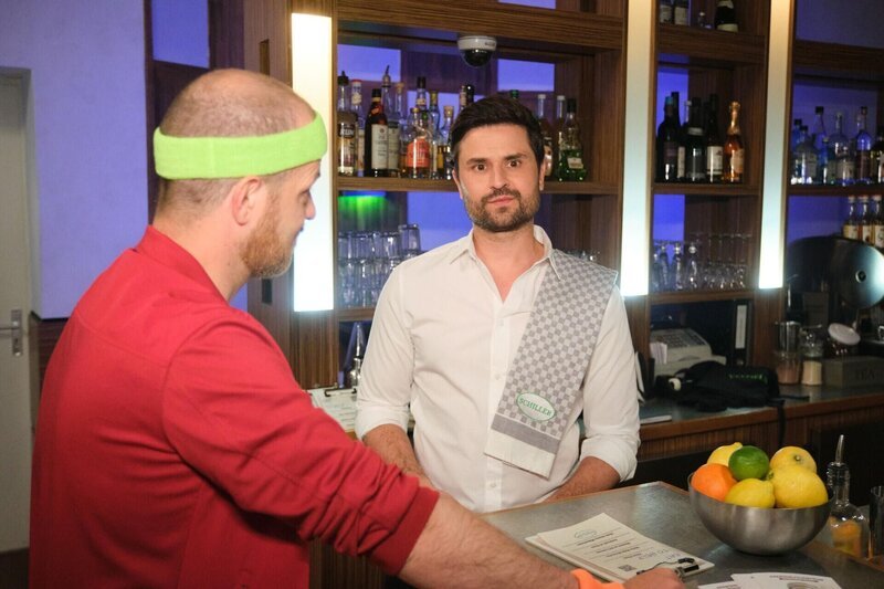Paco (Milos Vukovic, r.) ist fassungslos, als Tobias (Patrick Müller) ihn mit Brittas neuester Idee für die Turnhalle konfrontiert. – Bild: RTL /​ Stefan Behrens