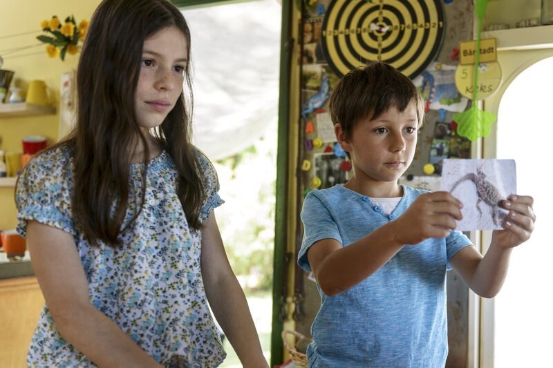 Milena (Lina Isabel Sturm, l.) und Luis (Vico Mücke, r.) bitten Fritz um Hilfe. Elvis ist weg, ihre Bartagame. – Bild: ZDF/​Antje Dittmann