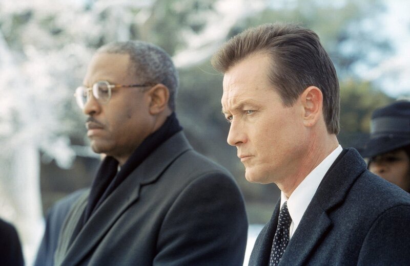 John Doggett (Robert Patrick, r.), der überzeugte Skeptiker, wird im Fall von Mulders Tod mit einem medizinischen Phänomen konfrontiert. – Bild: TM /​ Twentieth Century Fox Film Corporation