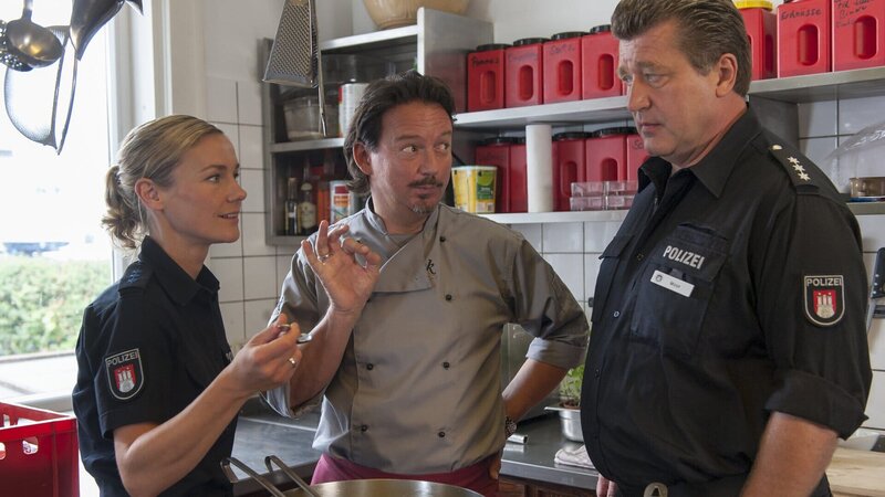 Franzi (Rhea Harder, l.) und Hans (Bruno F. Apitz, r.) befragen den Koch (Kolja Kleeberg, M.) nach dem Einbruch in das Restaurant. – Bild: ZDF