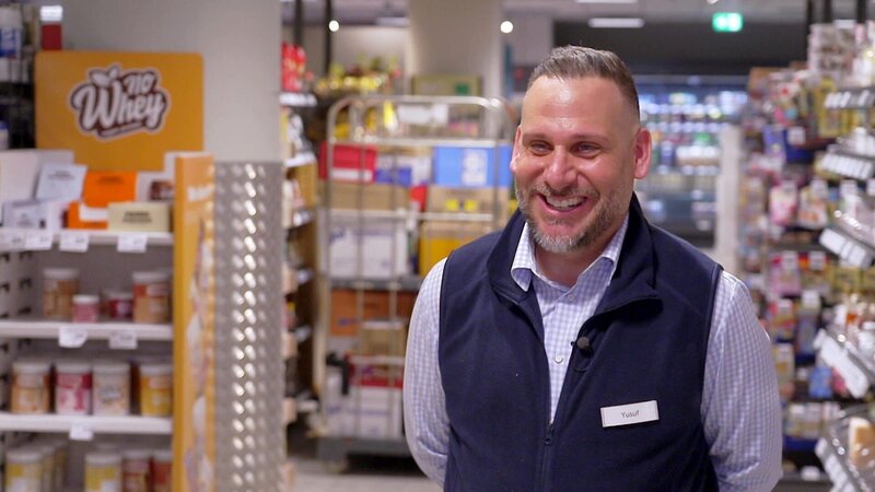 S02E32: Yusufs Verkupplungsaktion für Miguel endet mit einem eigenen Flirt-Versuch. – Bild: RTLZWEI