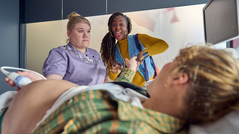 Von links: Frau Dr. Sharma (Gisa Flake) schlägt Nikita (Karmela Shako) vor, dass sie das Baby von Lena (Anna Schimrigk) auch stillen könnte. – Bild: ZDF