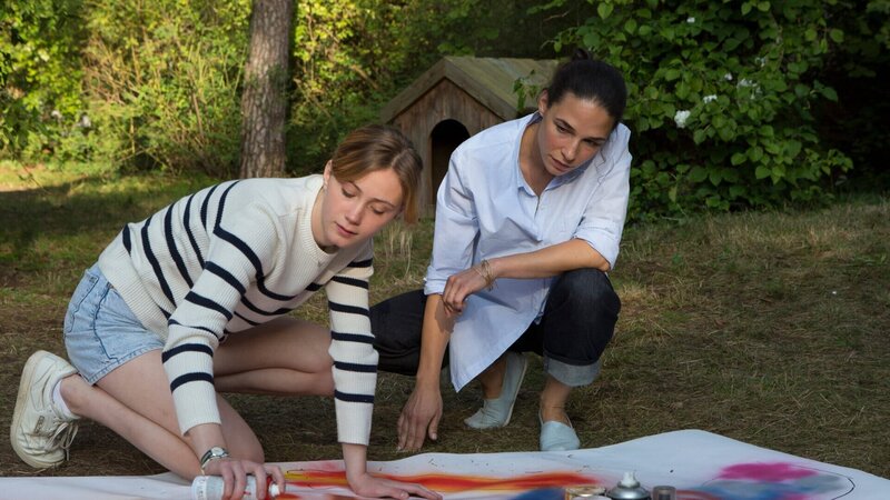 Nellie (Carla Hu?ttermann, l.) soll für Katinka (Judith Bohle, r.) die unterschiedlichsten Gefühle, die sie hat, mit Farbe dorthin sprühen wo sie sin ihrem Körper sitzen. – Bild: ZDF