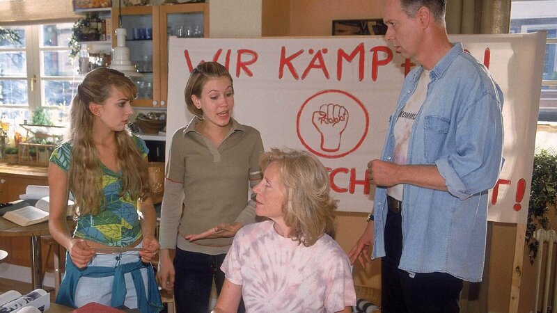 Der alte Kampfgeist ist erwacht: Hendrik (Gottfried Vollmer, re.) und Anke (Maren Kroymann, 2.v.re.) wollen Claudias (Nora Binder, li.) Unschuld beweisen. Alex (Wolke Hegenbarth) ist entsetzt, dass ihr Bruder Basti sogar im Auftrag der beiden Flugblätter in der Schule verteilt … – Bild: RTL