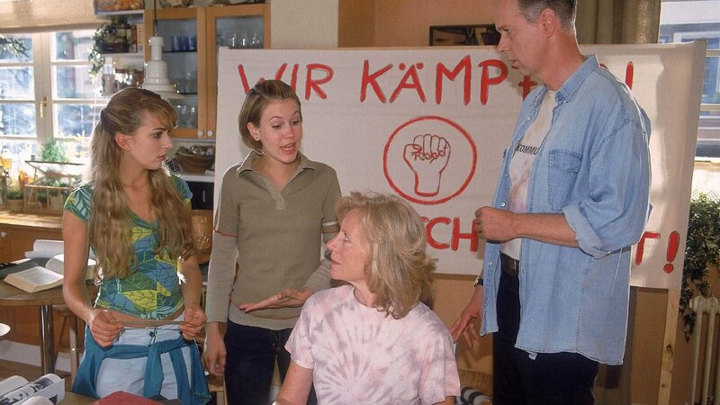 Der alte Kampfgeist ist erwacht: Hendrik (Gottfried Vollmer, re.) und Anke (Maren Kroymann, 2.v.re.) wollen Claudias (Nora Binder, li.) Unschuld beweisen. Alex (Wolke Hegenbarth) ist entsetzt, dass ihr Bruder Basti sogar im Auftrag der beiden Flugblätter in der Schule verteilt … – Bild: RTL