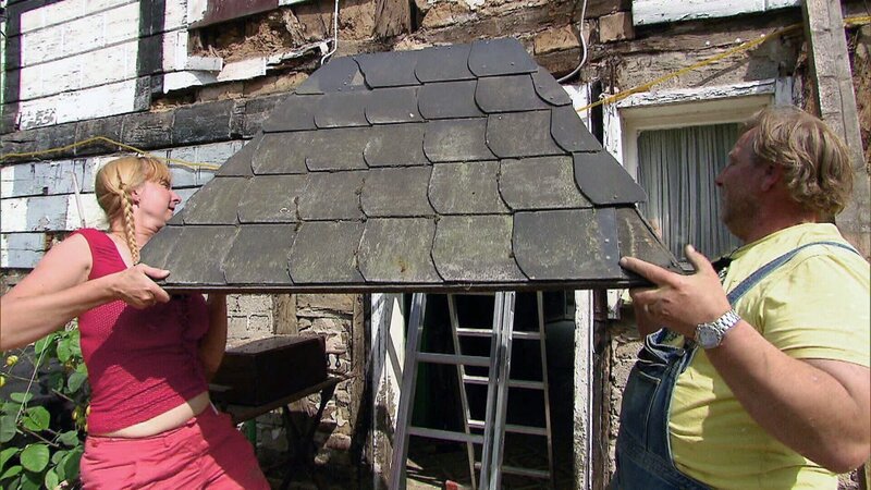 Heike und Dieter legen an ihrem Schnäppchenhaus selbst Hand an.. – Bild: RTLZWEI