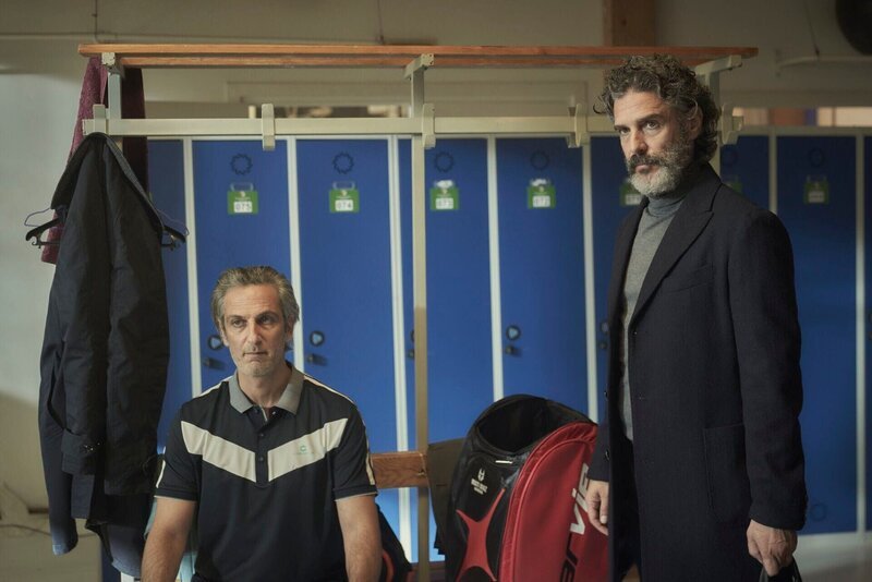 Diego (Ernesto Alterio l.) und Néstor (Leonardo Sbaraglia) Die Verwendung des sendungsbezogenen Materials ist nur mit dem Hinweis und Verlinkung auf RTL+ gestattet.; Diego (Ernesto Alterio l.) und Néstor (Leonardo Sbaraglia) Die Verwendung des sendungsbezogenen Materials ist nur mit dem Hinweis und Verlinkung auf RTL+ gestattet. – Bild: Foto: RTL /​ Telefónica Audiovisual Digital, S.L.U.