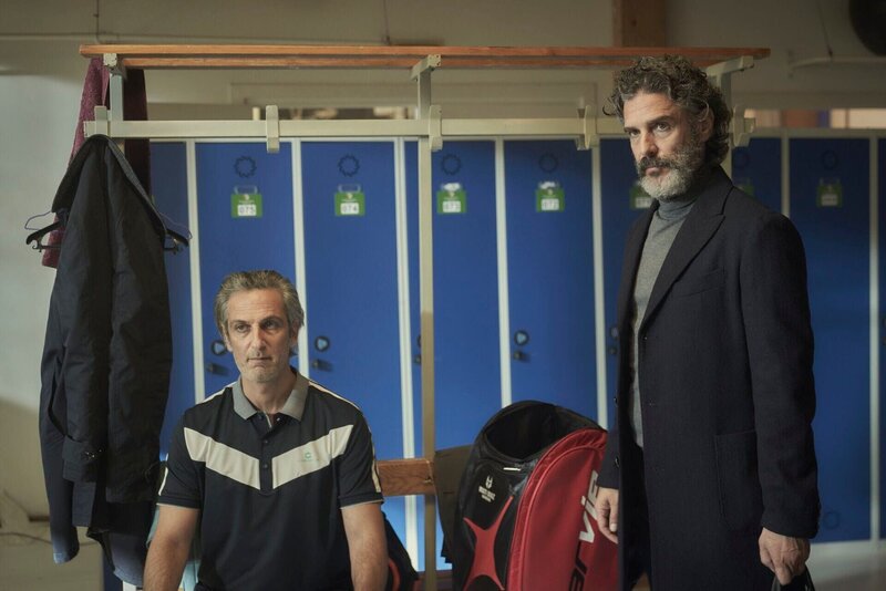 Diego (Ernesto Alterio l.) und Néstor (Leonardo Sbaraglia)  Die Verwendung des sendungsbezogenen Materials ist nur mit dem Hinweis und Verlinkung auf RTL+ gestattet.; Diego (Ernesto Alterio l.) und Néstor (Leonardo Sbaraglia)  Die Verwendung des sendungsbezogenen Materials ist nur mit dem Hinweis und Verlinkung auf RTL+ gestattet. – Bild: Foto: RTL /​ Telefónica Audiovisual Digital, S.L.U.