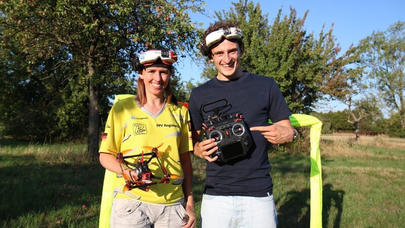 Julian trifft Deutschlands schnellste Drohnenpilotin Dani. – Bild: BR/​megaherz gmbh/​Mattias Meinl