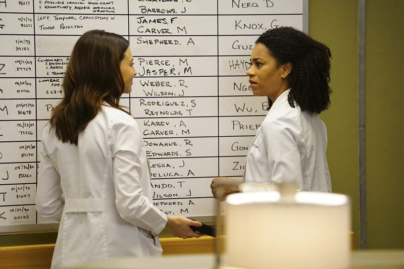 Ein Junge kommt ohne Begleitung und Hilfe suchend ins Krankenhaus. Alex und seine Kollegen geben alles, um ihm zu helfen: Amelia (Caterina Scorsone, l.) und Maggie (Kelly McCreary, r.) … – Bild: American Broadcasting Companies, Inc.