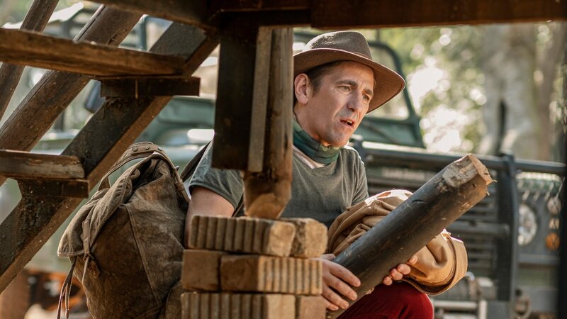 Jemand hat die Stütze für die Gästehäuser auf Kiras Farm angesägt – der nächste Sabotageakt. Fritz (Guido Hammesfahr) nimmt Ermittlungen auf, die Erholung in Südafrika muss warten. – Bild: ZDF/​Raquel Fernandes