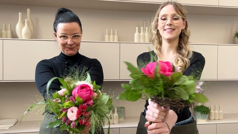 Floristin Viebi und Lena zeigen ihre fertigen Blumensträuße. – Bild: ORF