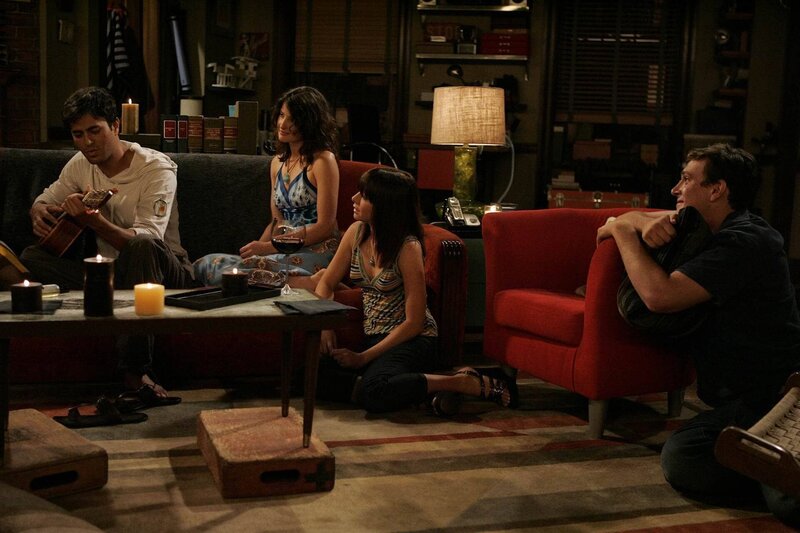 Obwohl Ted von Lily (Alyson Hannigan, 2.v.r.) und Marshall (Jason Segel, r.) verlangt hat, dass sie Gael (Enrique Iglesias, l.) hassen sollen, treffen sich die beiden mit Robin (Cobie Smulders, 2.v.l.) und ihrem neuen Freund zu einem gemeinsamen Abendessen … – Bild: 20th Century Fox International Television Lizenzbild frei