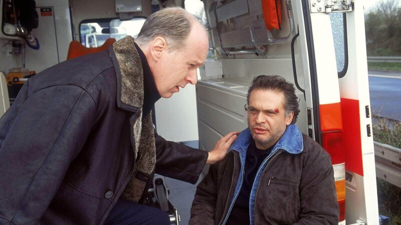 Der Fahrer und Eigentümer des Unfallbusses, Fallada (Jockel Tschiersch, re.), erzählt Bonrath (Gottfried Vollmer) von seinem Verdacht, dass der Anschlag ihm galt … – Bild: MG RTL D /​ Guido Engels