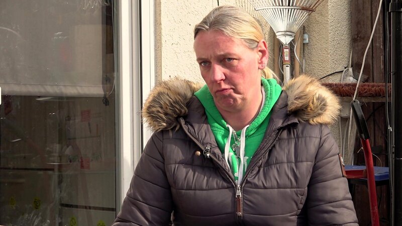 Katrin hat sich beim Essen einer harten Salami einen Schneidezahn abgebrochen und wartet nun auf einen Kostenvoranschlag, da der Zahnarzt keine schnelle Lösung bietet. Sie überlegt, wie sie das Geld dafür aufbringen kann. – Bild: RTLZWEI