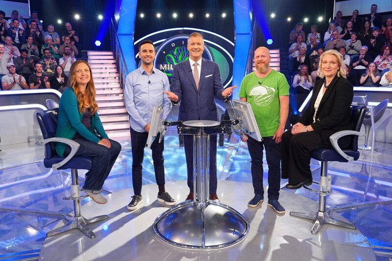 v.li.: Marlene Brettschneider (Ternitz in Niederösterreich), Marko Quehenberger (Wien), Armin Assinger, Laurenz Rohner (Klagenfurt), Tuulia Ortner (Grossgmain in Salzburg). – Bild: ORF /​ Stefan Gregorowius