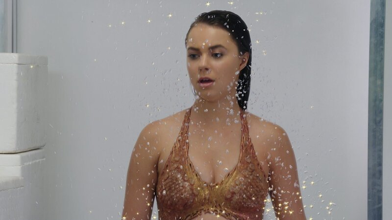 Nixie (Ivy Latimer) bei ihrer Verwandlung in eine Meerjungfrau. – Bild: ZDF und (c)2013 Jonathan M. Shiff Productions.