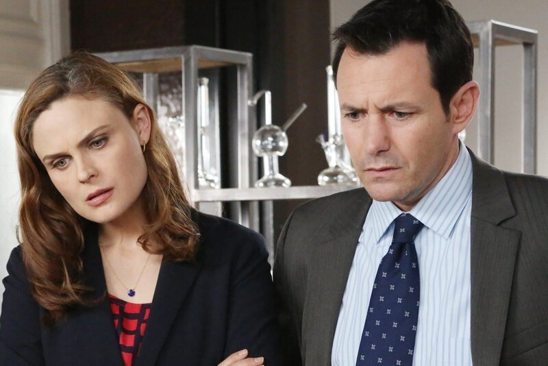 Brennan (Emily Deschanel) und Booth erhoffen sich von dem Chef des Opfers, Dr. Richard Burke (Larry Sullivan), Hinweise auf Abby Briggs’ Mörder. – Bild: RTL