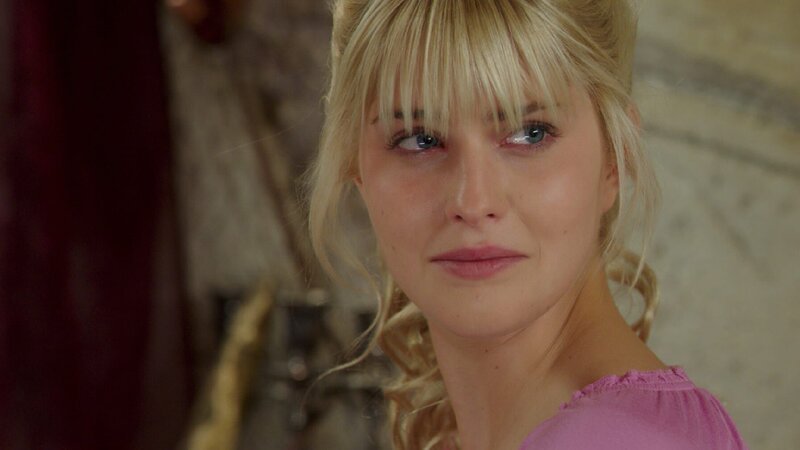 Sirena (Amy Ruffle) ist enttäuscht von ihren Freundinnen Nixie und Lyla. Sie haben ihren Auftritt ruiniert. – Bild: ZDF und (c)2013 Jonathan M. Shiff Productions
