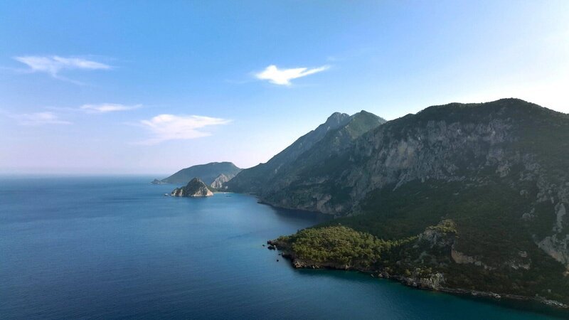 Berge und Meer: Die Türkische Riviera ist sehr abwechslungsreich, lange Abschnitte sind von steil ins Wasser fallenden Klippen geprägt. – Bild: SRF/​OneGate