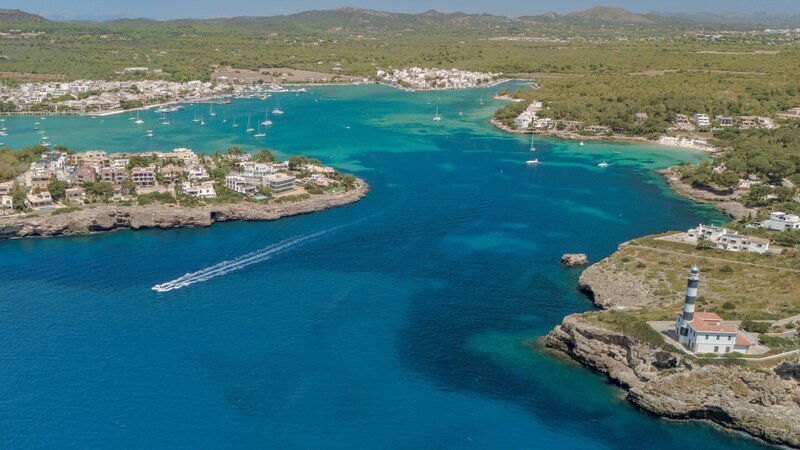 Portocolom entwickelte sich bereits im 19. Jahrhundert zu einem der wichtigsten natürlichen Häfen Mallorcas. – Bild: ZDF und arte, Torben Müller