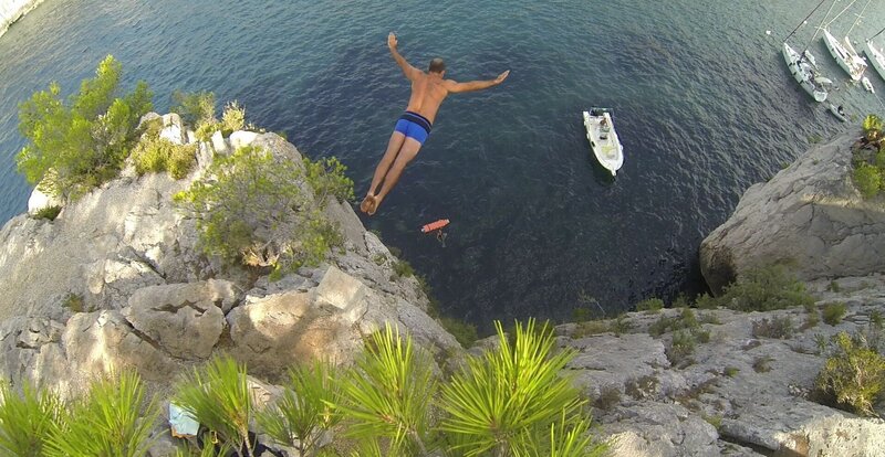 Zu jeder Jahreszeit springt Loulou etwa zwei Mal pro Woche, egal bei welcher Wassertemperatur. – Bild: MedienKontor/​Jean-Baptiste Mathieu
