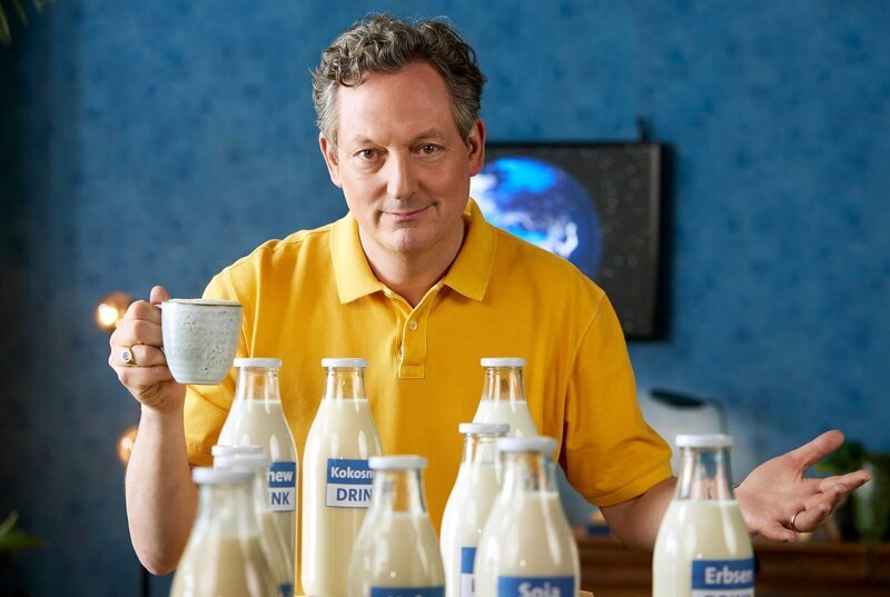 Pflanzendrinks sind im Trend und im Café bestellen viele inzwischen selbstverständlich Hafer-, Soja- oder Erbsenalternativen für ihren Kaffee. Das scheint auch gut fürs Klima zu sein: Doch es lohnt sich ein genauer Blick auf Wasser- und Flächenverbrauch, CO2-Fußabdruck und Transportwege. Welche Unterschiede sich bei genauer Betrachtung auftun, zeigt Eckart von Hirschhausen in „Wissen vor acht – Erde“. – Bild: ARD/​Kai Schulz