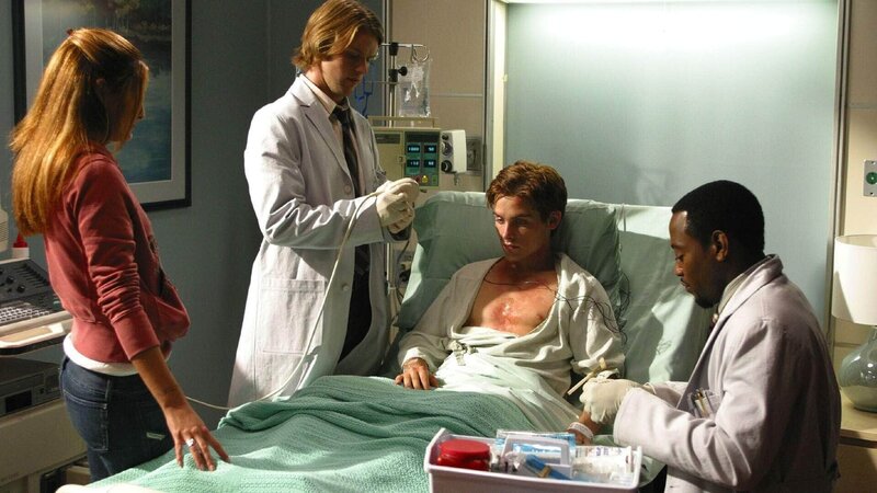 Mindy (Alexis Thorpe) begleitet ihren Freund Brandon (Kevin Zegers, 2.v.r.) ins Krankenhaus. Der junge Mann stellt Dr. Chase (Jesse Spencer, 2.v.l.) und Dr. Foreman (Omar Epps) vor ein Rätsel. Der Patient klagt über zahlreiche Beschwerden, die sich keinem eindeutigen Krankheitsbild zuordnen lassen. – Bild: RTL /​ Universal Network Television LLC