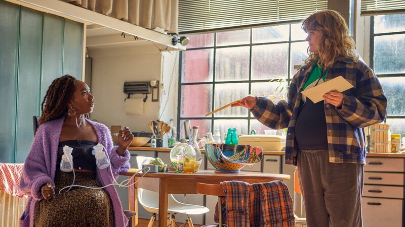 Nikita (Karmela Shako, l.) will sich aufs Stillen vorbereiten. Aber Lena (Anna Schimrigk, r.) hat einen Brief vom Finanzamt für sie. – Bild: ZDF