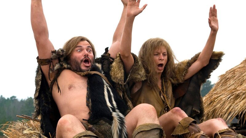 Als Zed (Jack Black, l.) von seinem Stamm verstoßen wird, begibt er sich mit seinem besten Freund und treuen Begleiter Oh (Michael Cera, r.) auf eine verrückte Reise voller Entdeckungen und Gefahren. – Bild: ZDF Als Zed (Jack Black, l.) von seinem Stamm verstoßen wird, begibt er sich mit seinem besten Freund und treuen Begleiter Oh (Michael Cera, r.) auf eine verrückte Reise voller Entdeckungen und Gefahren. – Bild: ZDF
